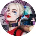 Kulatý jedlý obrázek na dort – Harley Quinn, portrét se srdíčkem na tváři (červená, tyrkysová, růžová)