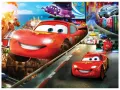 Obdélníkový jedlý obrázek na dort – Cars, McQueen na městské trati a Burák (červená, modrá, černá)