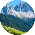 Kulatý jedlý obrázek na dort – Hory (modrá, zelená, šedá)