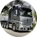 Kulatý jedlý obrázek na dort – Kamion, stříbrný Mercedes s betonovými bloky (šedá, stříbrná, černá)