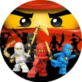 Kulatý jedlý obrázek na dort – LEGO Ninjago, velká maska a stíny nepřátel (červená, žlutá, černá)