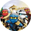 Kulatý jedlý obrázek na dort – LEGO Ninjago, mistr Wu a hrdinové na pláži (modrá, červená, bílá)