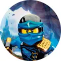 Kulatý jedlý obrázek na dort – LEGO Ninjago, modrý ninja Jay ve skalách (modrá, černá, žlutá)