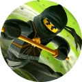 Kulatý jedlý obrázek na dort – LEGO Ninjago, černý ninja se zlatou holí (černá, zelená, žlutá)