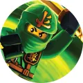 Kulatý jedlý obrázek na dort – LEGO Ninjago, zelený ninja s kordem (zelená, žlutá, hnědá)