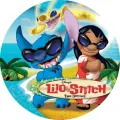 Kulatý jedlý obrázek na dort – Lilo a Stitch, na pláži s brýlemi a Sparkym (modrá, tyrkysová, červená)