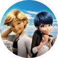 Kulatý jedlý obrázek na dort – Miraculous, Marinette a Adrien v Paříži (modrá, bílá, žlutá)