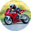 Kulatý jedlý obrázek na dort – Motorka, červený sportovní stroj v zatáčce (červená, zelená, šedá)