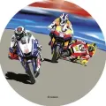 Kulatý jedlý obrázek na dort – Motorky, tři závodníci v náklonu na okruhu (modrá, červená, šedá)