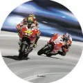 Kulatý jedlý obrázek na dort – Motorky, dva červené stroje v zatáčce (červená, modrá, šedá)