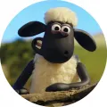 Kulatý jedlý obrázek na dort – Ovečka Shaun, Shaun u dřevěného plotu (bílá, černá, modrá)