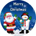 Kulatý jedlý obrázek na dort – Merry Christmas, Santa a sněhulák ve sněhu (modrá, červená, bílá)