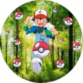 Kulatý jedlý obrázek na dort – Pokémon, Běžící Ash s Pokébally v lese (zelená, červená, modrá)