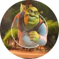 Kulatý jedlý obrázek na dort – Shrek, běžící Shrek u své bažiny (zelená, hnědá, bílá)