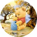 Kulatý jedlý obrázek na dort – Medvídek Pú, akvarel u stromového domku (žlutá, modrá, hnědá)