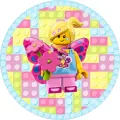 Kulatý jedlý obrázek na dort – LEGO, figurka v kostýmu motýla s květinami (růžová, žlutá, modrá)