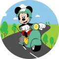 Kulatý jedlý obrázek na dort – Mickey Mouse, jízda na retro skútru v krajině (zelená, modrá, černá)