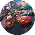 Kulatý jedlý obrázek na dort – Cars, McQueen a Burák před městem (červená, modrá, hnědá)