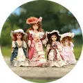 Kulatý jedlý obrázek na dort – Panenky, Four Dolls (růžová, hnědá, zelená)