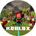 Kulatý jedlý obrázek na dort – Roblox, pirátka a běh přes pláň (zelená, červená, modrá)