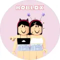 Kulatý jedlý obrázek na dort – Roblox, dvě dívky s oušky na růžovém (růžová, černá, bílá)