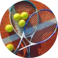 Kulatý jedlý obrázek na dort – Tenis, rakety a míčky na antuce (červená, žlutá, modrá)