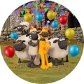 Kulatý jedlý obrázek na dort – Ovečka Shaun, oslava na pastvině s balónky (zelená, modrá, červená)