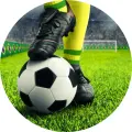 Kulatý jedlý obrázek na dort – Fotbal, černá kopačka na míči u tribuny (zelená, černá, žlutá)