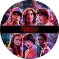 Kulatý jedlý obrázek na dort – Stranger Things, šest hrdinů a ohňostroj (červená, fialová, modrá)