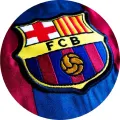 Kulatý jedlý obrázek na dort – FC Barcelona, vyšívaný erb na pruhovaném dresu (modrá, červená, žlutá)