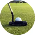 Kulatý jedlý obrázek na dort – Golf, míček s putterem a jamka (zelená, bílá, černá)