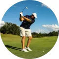 Kulatý jedlý obrázek na dort – Golf, hráč v nápřahu s míčkem na greenu (zelená, modrá, bílá)