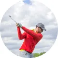 Kulatý jedlý obrázek na dort – Golf, golfista v červeném triku ve švihu (červená, modrá, šedá)