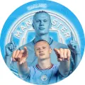 Kulatý jedlý obrázek na dort – Erling Haaland, s erbem Manchesteru (modrá, bílá)