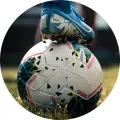 Kulatý jedlý obrázek na dort – Fotbal, modrá kopačka na míči na trávníku (modrá, bílá, zelená)