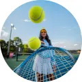 Kulatý jedlý obrázek na dort – Tenis, mladá tenistka na kurtu (modrá, žlutá, bílá)