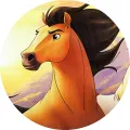 Kulatý jedlý obrázek na dort – Kůň Spirit, portrét hřebce v horách (žlutá, hnědá, černá)