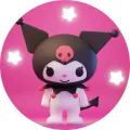 Kulatý jedlý obrázek na dort – Kuromi, 3D postavička a růžové pozadí (růžová, černá, bílá)