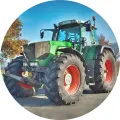 Kulatý jedlý obrázek na dort – Traktor, zelený s podzimním stromem (zelená, modrá, červená)