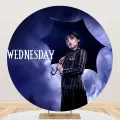 Kulatý jedlý obrázek na dort – Wednesday, s deštníkem u gotických věží (modrá, fialová, černá)