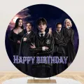 Kulatý jedlý obrázek na dort – Wednesday, s přáteli a nápisem Happy Birthday (fialová, černá, modrá)