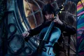 Obdélníkový jedlý obrázek na dort – Wednesday, hrající na violoncello u okna (černá, fialová, modrá)