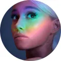 Kulatý jedlý obrázek na dort – Ariana Grande (duhová, fialová, růžová)