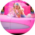 Kulatý jedlý obrázek na dort – Barbie, opřená o sklo růžového auta (růžová, modrá, bílá)