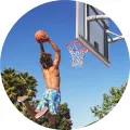 Kulatý jedlý obrázek na dort – Basketbal, hráč v letu pod palmami (modrá, zelená, černá)
