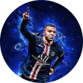 Kulatý jedlý obrázek na dort – Kilian Mbappé, gesto k nebi a blesky (modrá, červená, bílá)