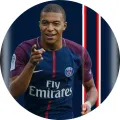 Kulatý jedlý obrázek na dort – Kylian Mbappé, modrý dres s pruhy (modrá, červená, bílá)