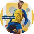 Kulatý jedlý obrázek na dort – Cristiano Ronaldo, oslava na kolenou Al-Nassr (žlutá, modrá, bílá)