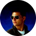 Kulatý jedlý obrázek na dort – Top Gun, portrét pilota v brýlích a bundě (modrá, černá, hnědá)
