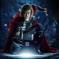 Kulatý jedlý obrázek na dort – Avengers, Thor v podřepu s kladivem o zem (červená, modrá, černá)